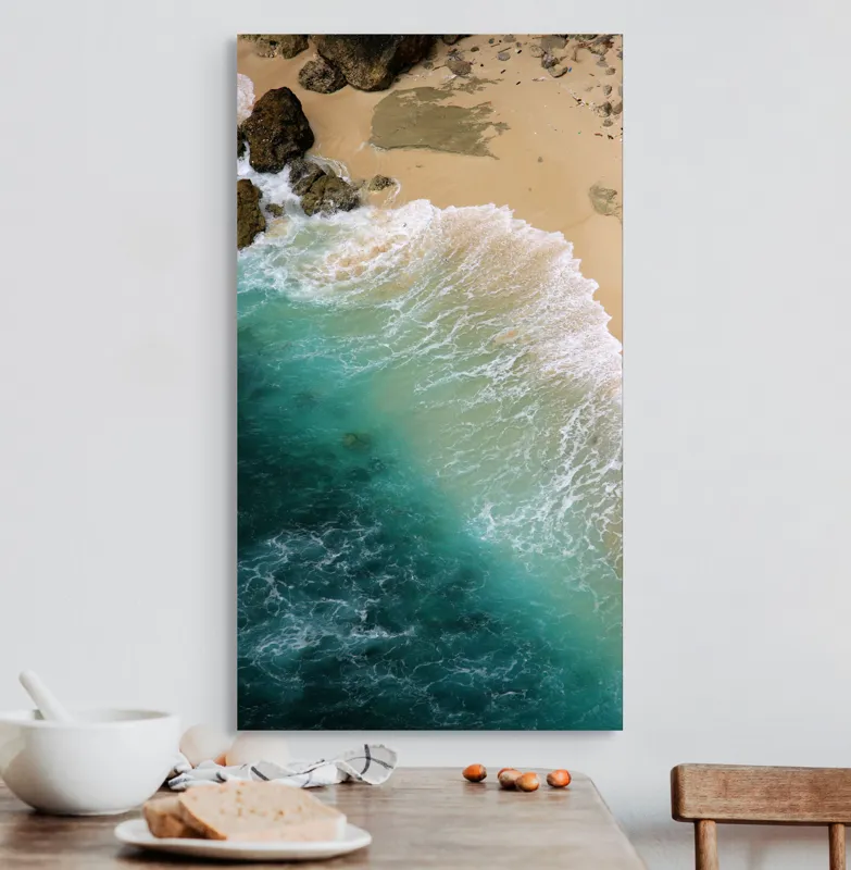 Tablou Canvas, "Valurile mării pe țărmul nisipos", Ocean, Valuri, Nisip, Țărm, Albastru, Spumă, Stânci, Natură, 50 x 90 cm – poza 3