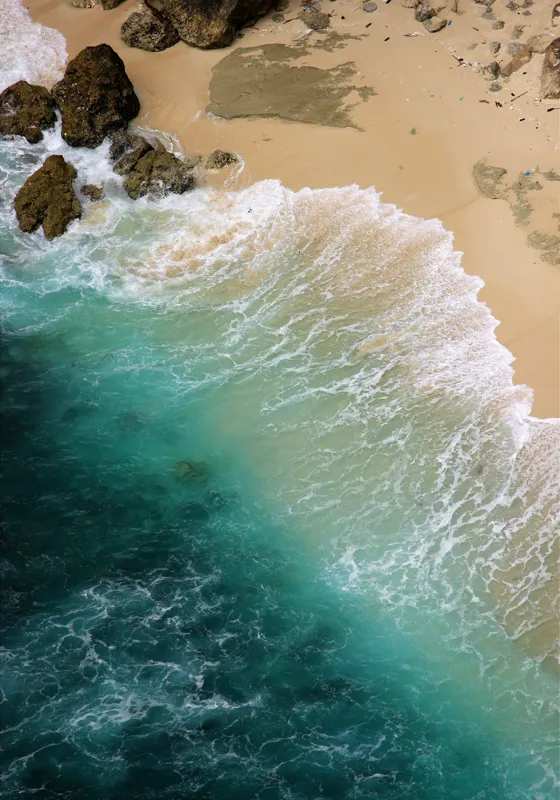 Tablou Canvas, "Valurile mării pe țărmul nisipos", Ocean, Valuri, Nisip, Țărm, Albastru, Spumă, Stânci, Natură, 70 x 100 cm – poza 2