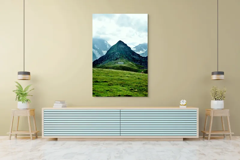 Tablou Canvas, "Cabana singuratică între munți verzi", Munți, Vârf, Iarbă, Norii, Cabana, Peisaj, Pășune, Stânci., 100 x 150 cm – poza 4