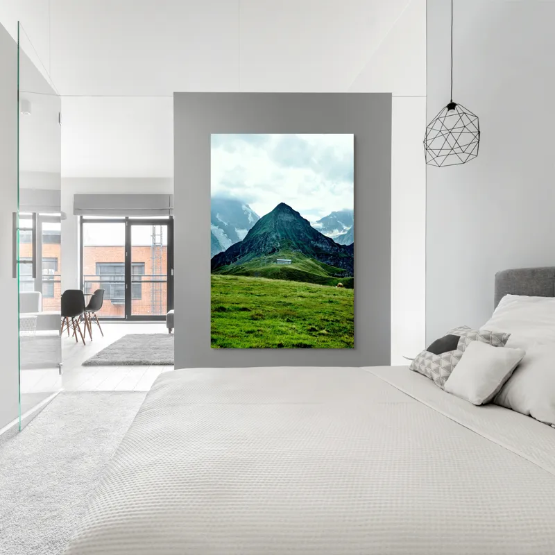Tablou Canvas, "Cabana singuratică între munți verzi", Munți, Vârf, Iarbă, Norii, Cabana, Peisaj, Pășune, Stânci., 100 x 150 cm – poza 5