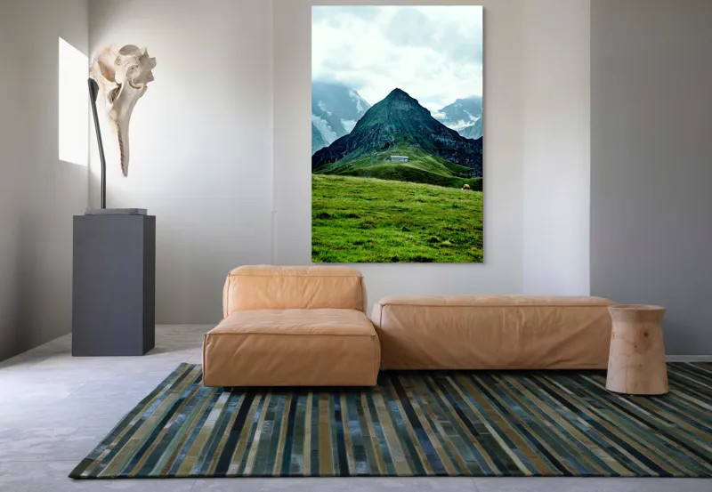 Tablou Canvas, "Cabana singuratică între munți verzi", Munți, Vârf, Iarbă, Norii, Cabana, Peisaj, Pășune, Stânci., 100 x 150 cm – poza 7