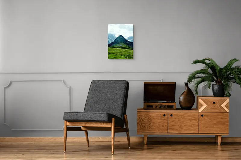 Tablou Canvas, "Cabana singuratică între munți verzi", Munți, Vârf, Iarbă, Norii, Cabana, Peisaj, Pășune, Stânci., 39 x 54 cm – poza 8