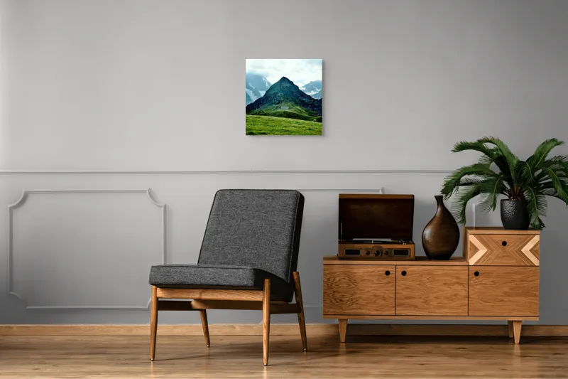 Tablou Canvas, "Cabana singuratică între munți verzi", Munți, Vârf, Iarbă, Norii, Cabana, Peisaj, Pășune, Stânci., 50 x 50 cm – poza 6
