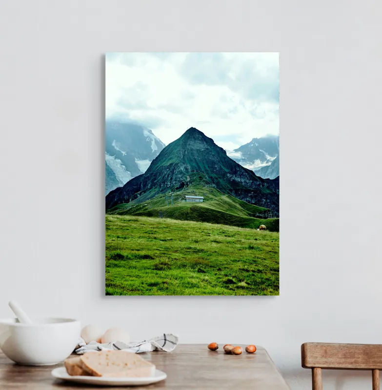Tablou Canvas, "Cabana singuratică între munți verzi", Munți, Vârf, Iarbă, Norii, Cabana, Peisaj, Pășune, Stânci., 50 x 70 cm – poza 3