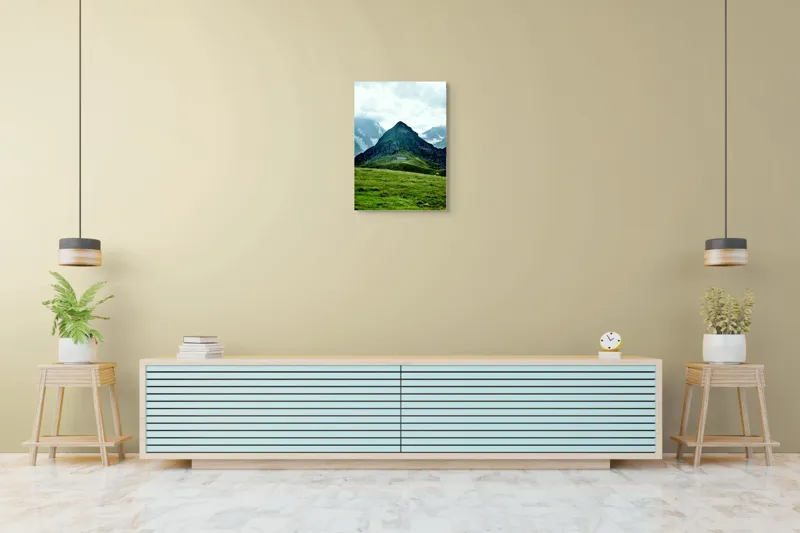 Tablou Canvas, "Cabana singuratică între munți verzi", Munți, Vârf, Iarbă, Norii, Cabana, Peisaj, Pășune, Stânci., 50 x 70 cm – poza 6