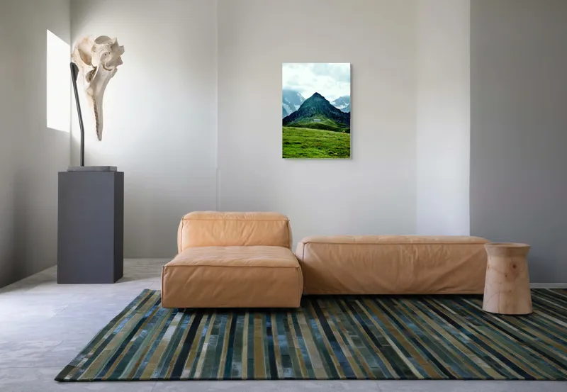 Tablou Canvas, "Cabana singuratică între munți verzi", Munți, Vârf, Iarbă, Norii, Cabana, Peisaj, Pășune, Stânci., 50 x 70 cm – poza 7