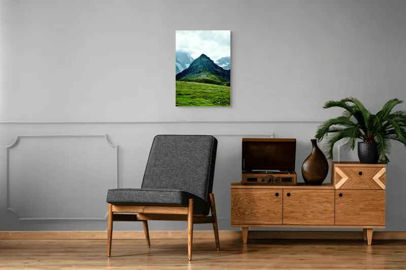 Tablou Canvas, "Cabana singuratică între munți verzi", Munți, Vârf, Iarbă, Norii, Cabana, Peisaj, Pășune, Stânci., 50 x 70 cm – poza 8