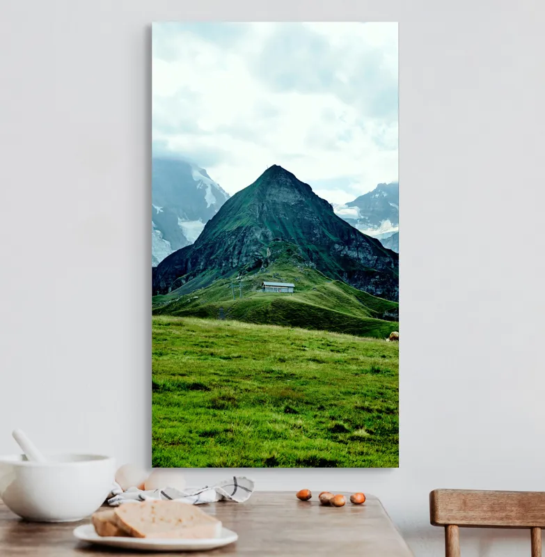 Tablou Canvas, "Cabana singuratică între munți verzi", Munți, Vârf, Iarbă, Norii, Cabana, Peisaj, Pășune, Stânci., 50 x 90 cm – poza 3