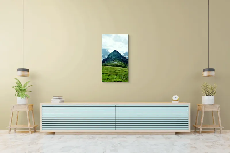 Tablou Canvas, "Cabana singuratică între munți verzi", Munți, Vârf, Iarbă, Norii, Cabana, Peisaj, Pășune, Stânci., 50 x 90 cm – poza 6