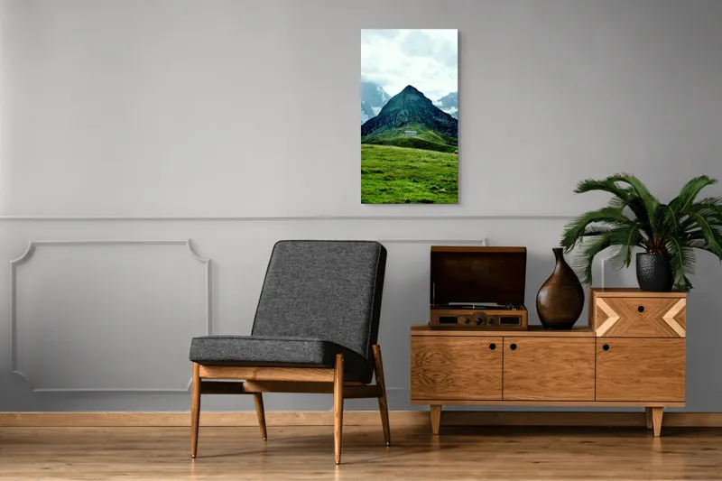 Tablou Canvas, "Cabana singuratică între munți verzi", Munți, Vârf, Iarbă, Norii, Cabana, Peisaj, Pășune, Stânci., 50 x 90 cm – poza 8