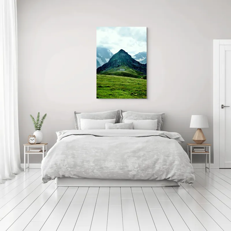 Tablou Canvas, "Cabana singuratică între munți verzi", Munți, Vârf, Iarbă, Norii, Cabana, Peisaj, Pășune, Stânci., 70 x 100 cm – poza 3