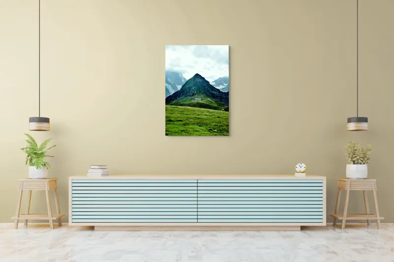 Tablou Canvas, "Cabana singuratică între munți verzi", Munți, Vârf, Iarbă, Norii, Cabana, Peisaj, Pășune, Stânci., 70 x 100 cm – poza 5