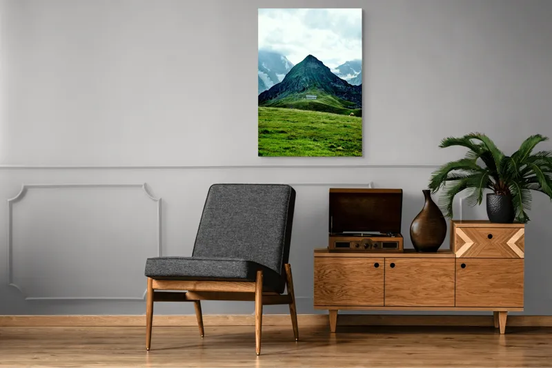 Tablou Canvas, "Cabana singuratică între munți verzi", Munți, Vârf, Iarbă, Norii, Cabana, Peisaj, Pășune, Stânci., 70 x 100 cm – poza 6