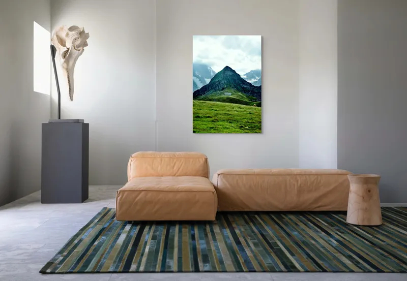 Tablou Canvas, "Cabana singuratică între munți verzi", Munți, Vârf, Iarbă, Norii, Cabana, Peisaj, Pășune, Stânci., 70 x 100 cm – poza 7