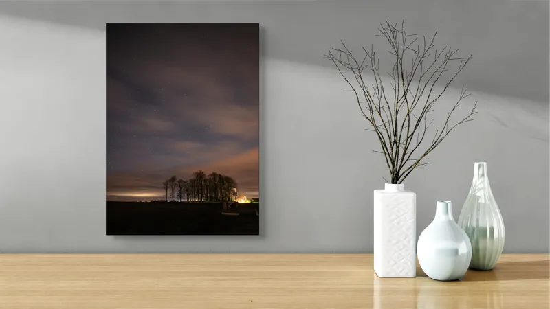 Tablou Canvas, "Cerul înstelat peste pădurea tăcută", Stele, Nori, Copaci, Cer, Noapte, Orizont, Lumină, Natură, Siluetă, Frumusețe, 39 x 54 cm – poza 4