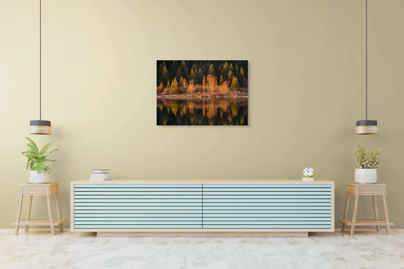 Tablou Canvas, "Lumina aurie în pădurea adormită", Reflecție, Pădure, Lac, Copaci, Toamnă, Apus, Lumină, Frumusețe, Natură, Serenitate, 100 x 70 cm – poza 4