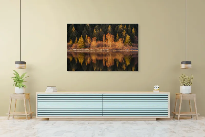 Tablou Canvas, "Lumina aurie în pădurea adormită", Reflecție, Pădure, Lac, Copaci, Toamnă, Apus, Lumină, Frumusețe, Natură, Serenitate, 150 x 100 cm – poza 6