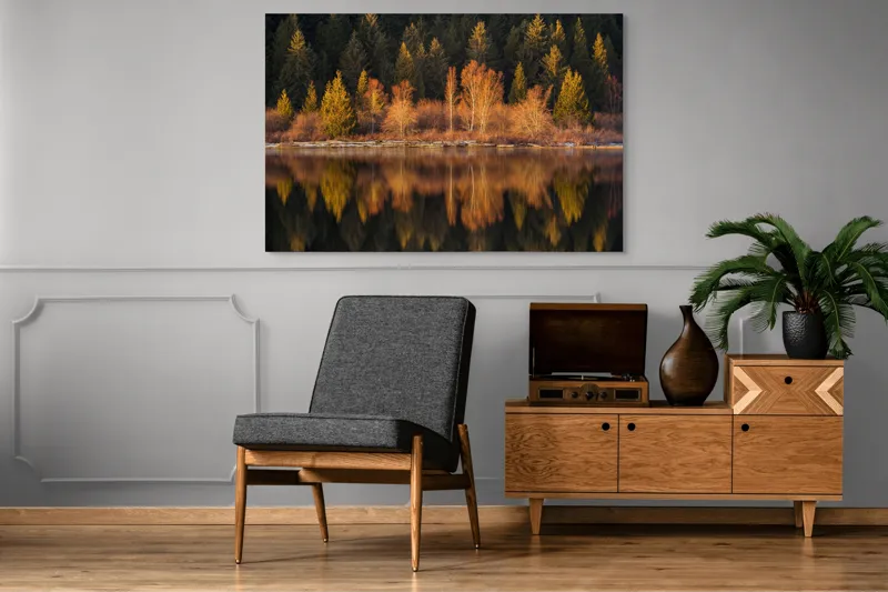 Tablou Canvas, "Lumina aurie în pădurea adormită", Reflecție, Pădure, Lac, Copaci, Toamnă, Apus, Lumină, Frumusețe, Natură, Serenitate, 150 x 100 cm – poza 8