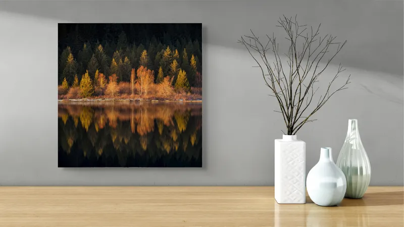 Tablou Canvas, "Lumina aurie în pădurea adormită", Reflecție, Pădure, Lac, Copaci, Toamnă, Apus, Lumină, Frumusețe, Natură, Serenitate, 50 x 50 cm – poza 3