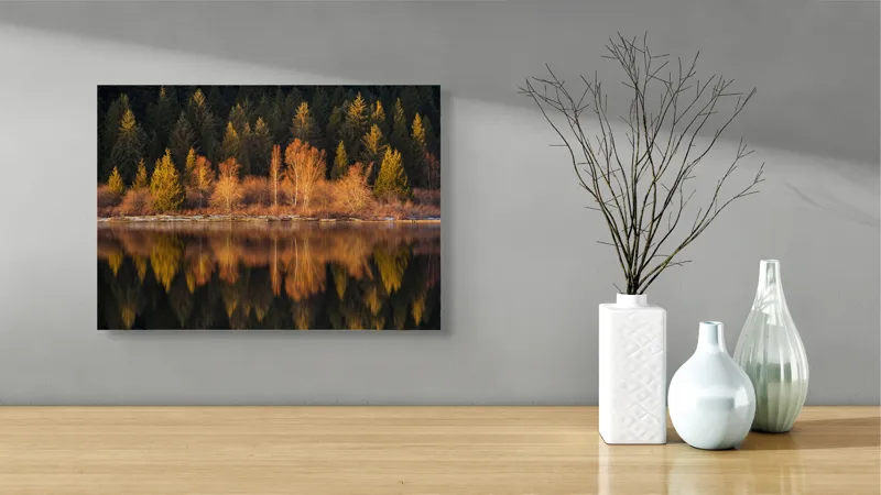 Tablou Canvas, "Lumina aurie în pădurea adormită", Reflecție, Pădure, Lac, Copaci, Toamnă, Apus, Lumină, Frumusețe, Natură, Serenitate, 54 x 39 cm – poza 3