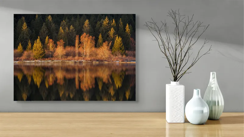 Tablou Canvas, "Lumina aurie în pădurea adormită", Reflecție, Pădure, Lac, Copaci, Toamnă, Apus, Lumină, Frumusețe, Natură, Serenitate, 70 x 50 cm – poza 3