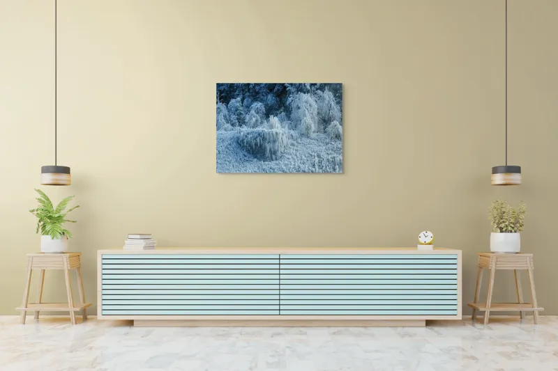 Tablou Canvas, "Pădure înghețată în liniștea iernii", Gheață, Pădure, Iarnă, Turturi, Frig, Natură, Peisaj, Alb, Înghețat, Copaci, 100 x 70 cm – poza 4