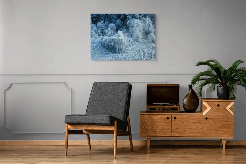 Tablou Canvas, "Pădure înghețată în liniștea iernii", Gheață, Pădure, Iarnă, Turturi, Frig, Natură, Peisaj, Alb, Înghețat, Copaci, 100 x 70 cm – poza 8