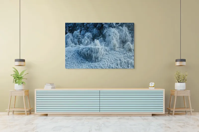 Tablou Canvas, "Pădure înghețată în liniștea iernii", Gheață, Pădure, Iarnă, Turturi, Frig, Natură, Peisaj, Alb, Înghețat, Copaci, 150 x 100 cm – poza 6