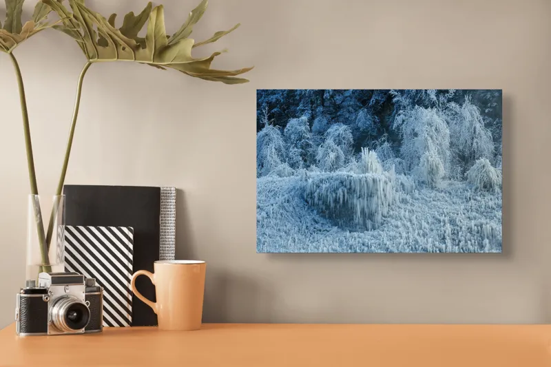 Tablou Canvas, "Pădure înghețată în liniștea iernii", Gheață, Pădure, Iarnă, Turturi, Frig, Natură, Peisaj, Alb, Înghețat, Copaci, 39 x 26 cm – poza 3