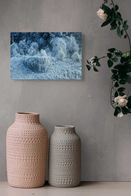 Tablou Canvas, "Pădure înghețată în liniștea iernii", Gheață, Pădure, Iarnă, Turturi, Frig, Natură, Peisaj, Alb, Înghețat, Copaci, 39 x 26 cm – poza 4