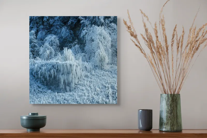 Tablou Canvas, "Pădure înghețată în liniștea iernii", Gheață, Pădure, Iarnă, Turturi, Frig, Natură, Peisaj, Alb, Înghețat, Copaci, 50 x 50 cm – poza 4