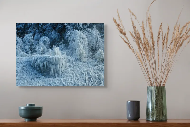 Tablou Canvas, "Pădure înghețată în liniștea iernii", Gheață, Pădure, Iarnă, Turturi, Frig, Natură, Peisaj, Alb, Înghețat, Copaci, 54 x 39 cm – poza 4