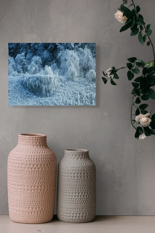 Tablou Canvas, "Pădure înghețată în liniștea iernii", Gheață, Pădure, Iarnă, Turturi, Frig, Natură, Peisaj, Alb, Înghețat, Copaci, 54 x 39 cm – poza 8