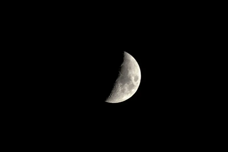 Tablou Canvas, "Luna în fază de primul pătrar", Mister, Lumină, Noapte, Cer, Astronomie, Tăcere, Frumusețe, Solitudine, 39 x 26 cm – poza 2
