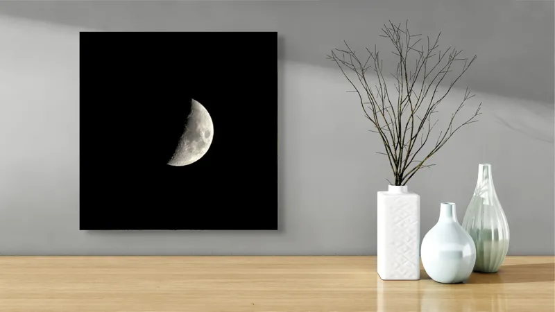 Tablou Canvas, "Luna în fază de primul pătrar", Mister, Lumină, Noapte, Cer, Astronomie, Tăcere, Frumusețe, Solitudine, 50 x 50 cm – poza 3