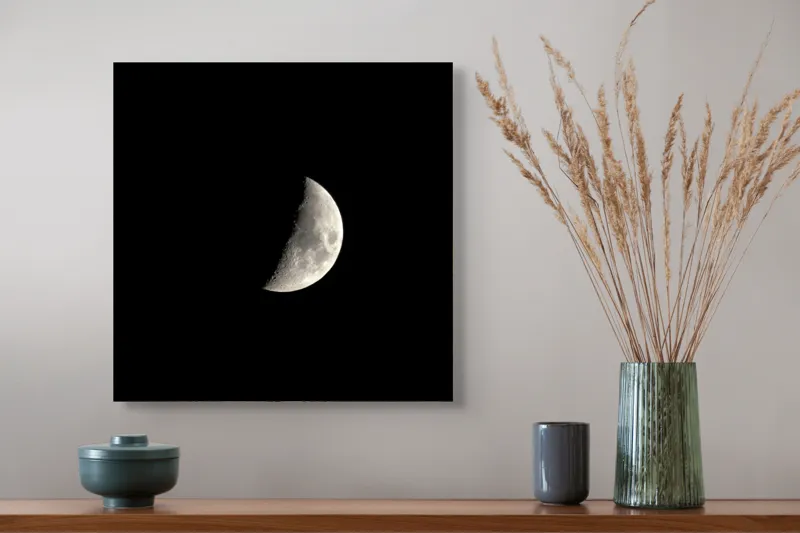 Tablou Canvas, "Luna în fază de primul pătrar", Mister, Lumină, Noapte, Cer, Astronomie, Tăcere, Frumusețe, Solitudine, 50 x 50 cm – poza 4