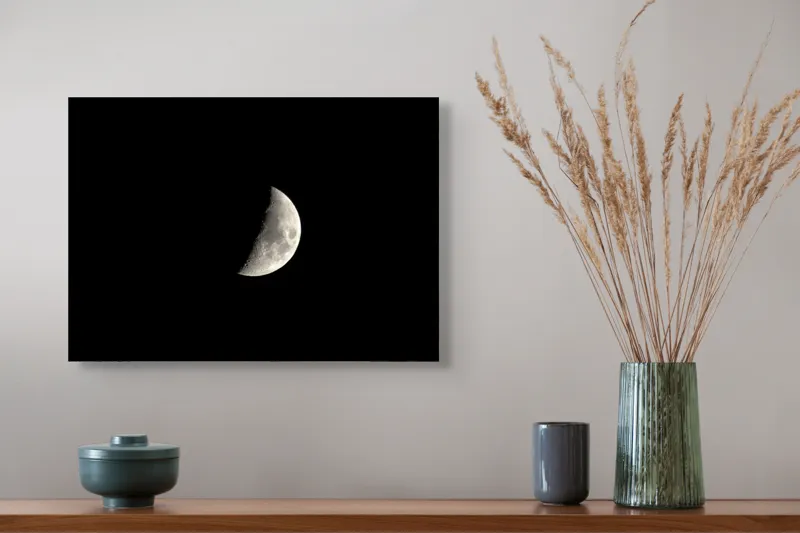 Tablou Canvas, "Luna în fază de primul pătrar", Mister, Lumină, Noapte, Cer, Astronomie, Tăcere, Frumusețe, Solitudine, 54 x 39 cm – poza 4