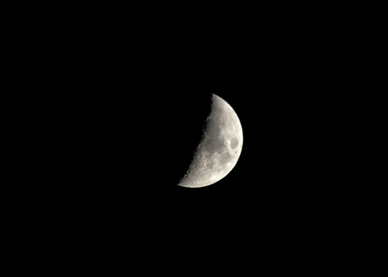 Tablou Canvas, "Luna în fază de primul pătrar", Mister, Lumină, Noapte, Cer, Astronomie, Tăcere, Frumusețe, Solitudine, 70 x 50 cm – poza 2