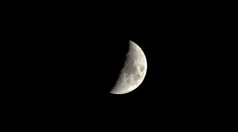 Tablou Canvas, "Luna în fază de primul pătrar", Mister, Lumină, Noapte, Cer, Astronomie, Tăcere, Frumusețe, Solitudine, 90 x 50 cm – poza 2