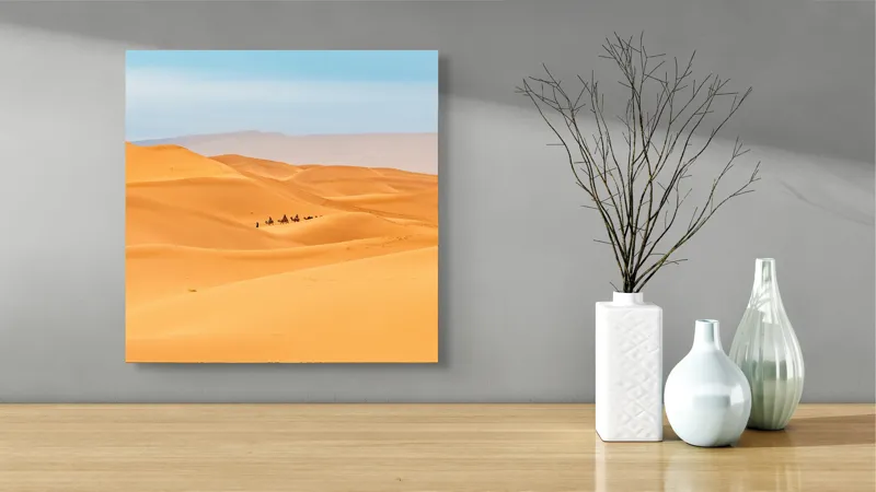 Tablou Canvas, "Caravană de cămile în deșert", Dune, Cămile, Aurii, Albastru, Orizont, Deșert, Nisip, Peisaj, Cer, Valuri, 50 x 50 cm – poza 3