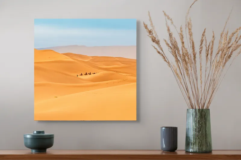 Tablou Canvas, "Caravană de cămile în deșert", Dune, Cămile, Aurii, Albastru, Orizont, Deșert, Nisip, Peisaj, Cer, Valuri, 50 x 50 cm – poza 4