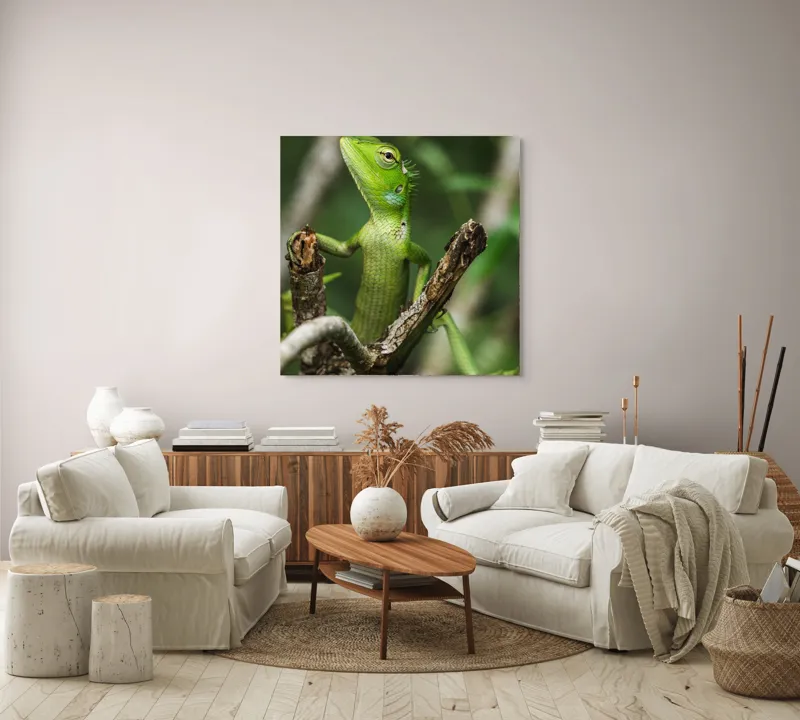 Tablou Canvas, "Șopârla verde printre crengi uscate", Șopârlă, Verde, Creangă, Natură, Frunze, Privire, Solzi, Ramură, Vârf, Ochi, Detaliu, Observare, 100 x 100 cm – poza 3