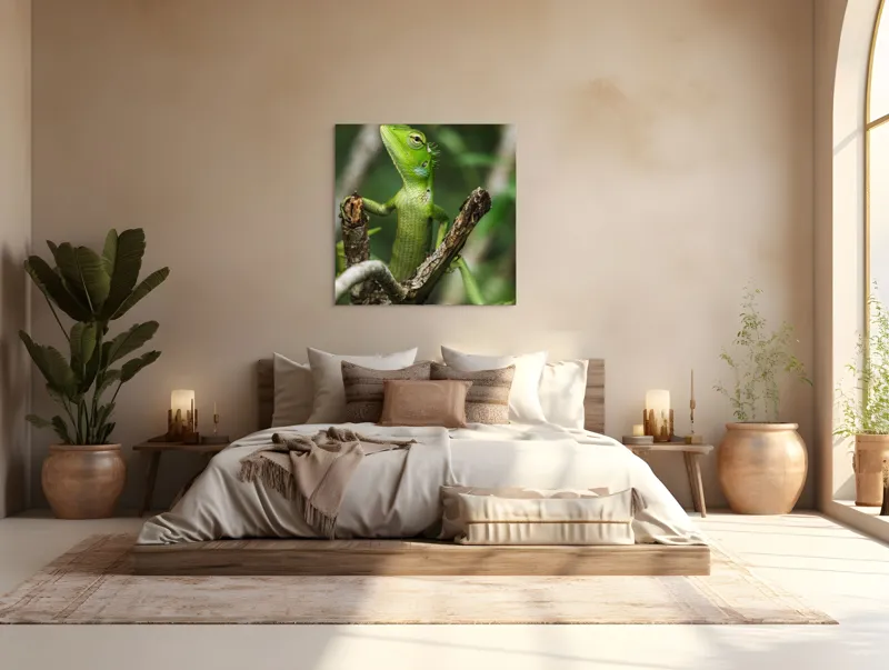Tablou Canvas, "Șopârla verde printre crengi uscate", Șopârlă, Verde, Creangă, Natură, Frunze, Privire, Solzi, Ramură, Vârf, Ochi, Detaliu, Observare, 100 x 100 cm – poza 4
