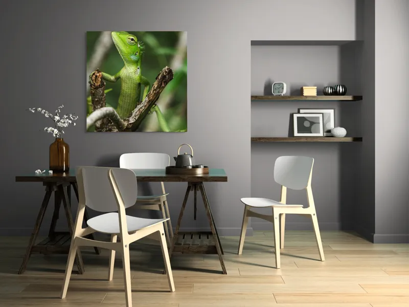 Tablou Canvas, "Șopârla verde printre crengi uscate", Șopârlă, Verde, Creangă, Natură, Frunze, Privire, Solzi, Ramură, Vârf, Ochi, Detaliu, Observare, 100 x 100 cm – poza 6
