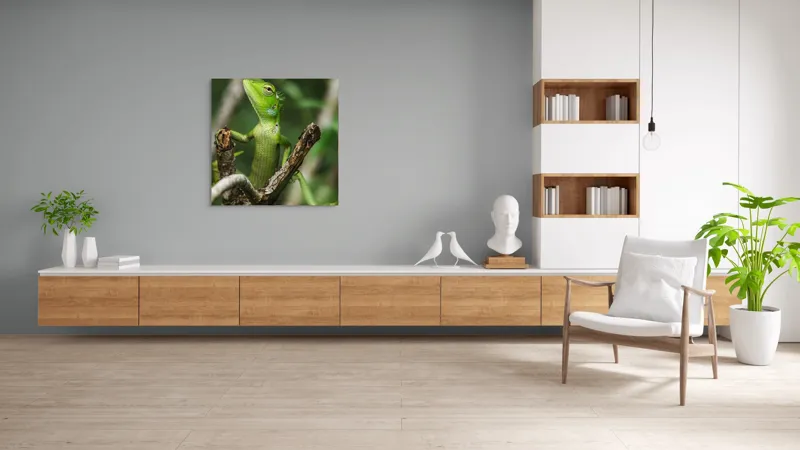 Tablou Canvas, "Șopârla verde printre crengi uscate", Șopârlă, Verde, Creangă, Natură, Frunze, Privire, Solzi, Ramură, Vârf, Ochi, Detaliu, Observare, 100 x 100 cm – poza 8
