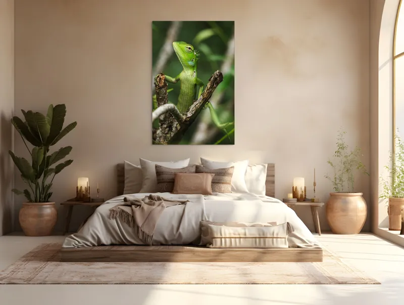 Tablou Canvas, "Șopârla verde printre crengi uscate", Șopârlă, Verde, Creangă, Natură, Frunze, Privire, Solzi, Ramură, Vârf, Ochi, Detaliu, Observare, 100 x 150 cm – poza 3