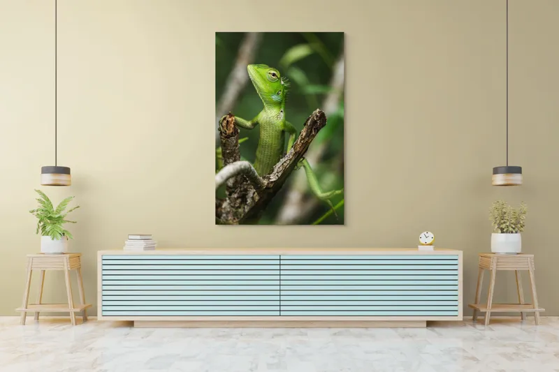Tablou Canvas, "Șopârla verde printre crengi uscate", Șopârlă, Verde, Creangă, Natură, Frunze, Privire, Solzi, Ramură, Vârf, Ochi, Detaliu, Observare, 100 x 150 cm – poza 4