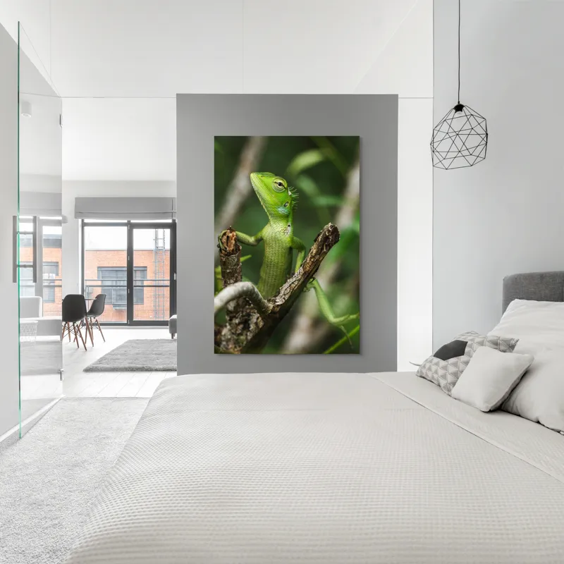 Tablou Canvas, "Șopârla verde printre crengi uscate", Șopârlă, Verde, Creangă, Natură, Frunze, Privire, Solzi, Ramură, Vârf, Ochi, Detaliu, Observare, 100 x 150 cm – poza 5