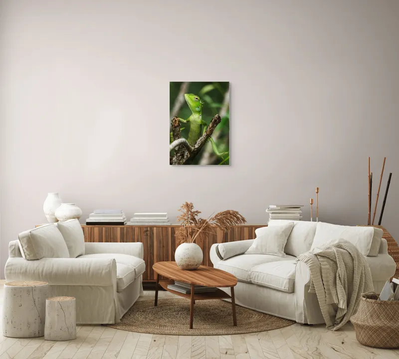 Tablou Canvas, "Șopârla verde printre crengi uscate", Șopârlă, Verde, Creangă, Natură, Frunze, Privire, Solzi, Ramură, Vârf, Ochi, Detaliu, Observare, 50 x 70 cm – poza 4