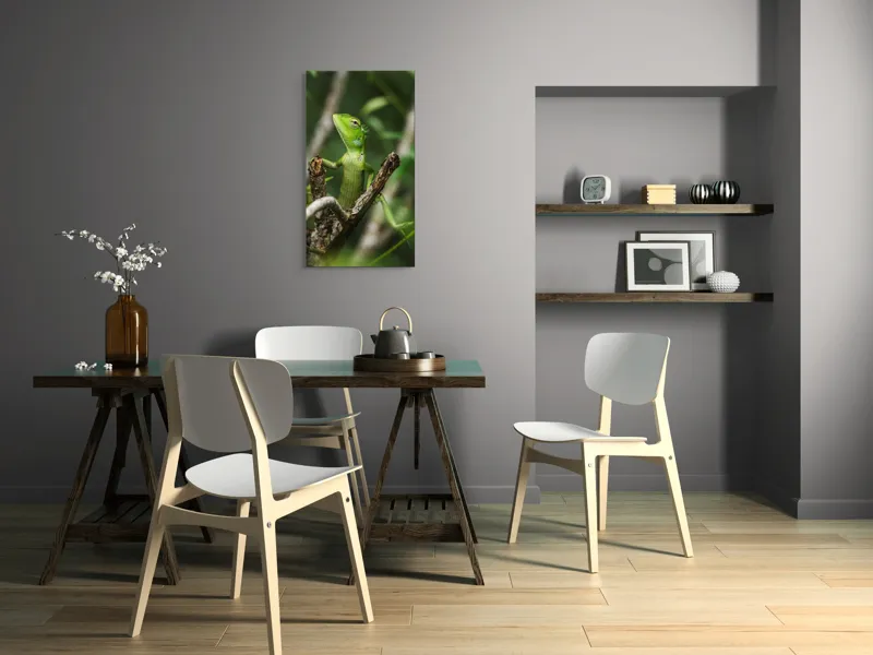Tablou Canvas, "Șopârla verde printre crengi uscate", Șopârlă, Verde, Creangă, Natură, Frunze, Privire, Solzi, Ramură, Vârf, Ochi, Detaliu, Observare, 50 x 90 cm – poza 4